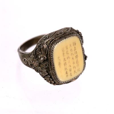 Lot 262 - Man's white metal ring