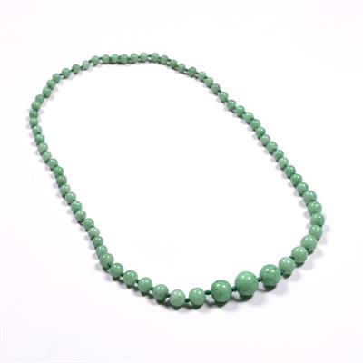 Lot 264 - Jade necklace