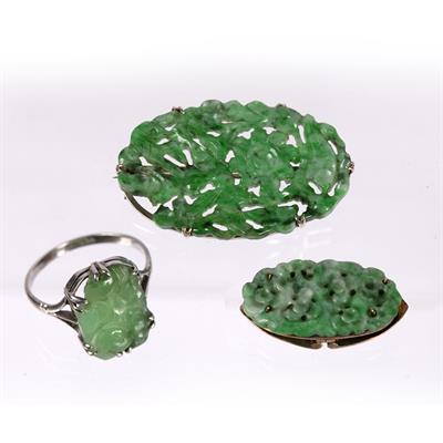 Lot 269 - Jade reticulated brooch