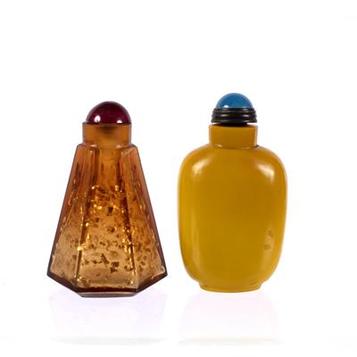 Lot 300 - Amber glass snuff bottle