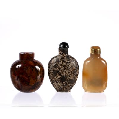 Lot 307 - Agate snuff bottle