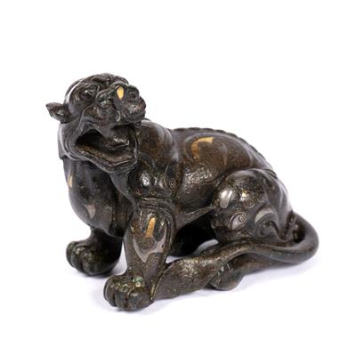 Lot 316 - Bronze paperweight