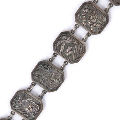 Lot 323 - White metal link belt