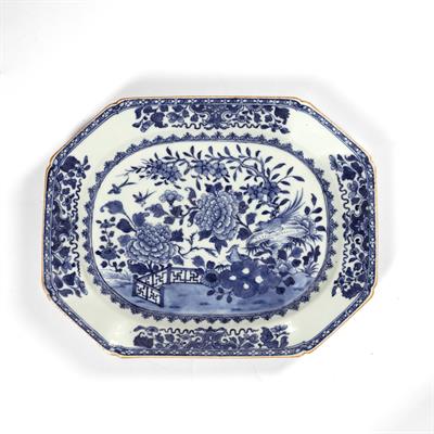 Lot 386 - Blue and white export small platter