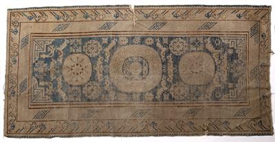 Lot 417 - Khotan rug