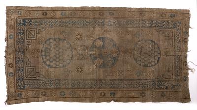 Lot 418 - Khotan rug