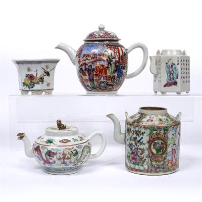 Lot 478 - Mandarin teapot