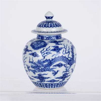 Lot 513 - Miniature blue and white vase and cover