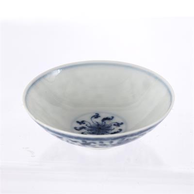 Lot 516 - Small blue and white dish