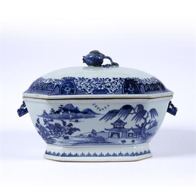 Lot 563 - Blue and white octagonal porcelain tureen