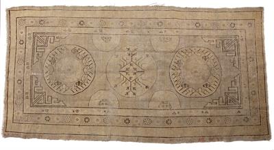 Lot 572 - Khotan rug