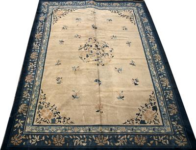 Lot 582 - Peking carpet