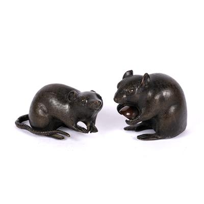 Lot 750 - Bronze group of two squatting rats (Nezumi)