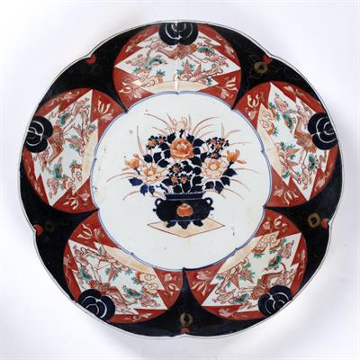 Lot 768 - Imari scalloped charger