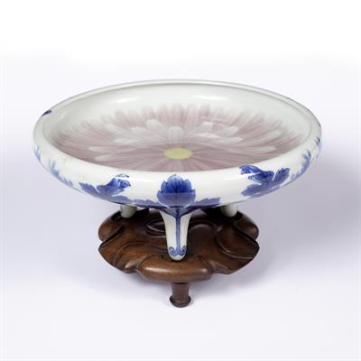 Lot 782 - Porcelain shallow rounded bowl