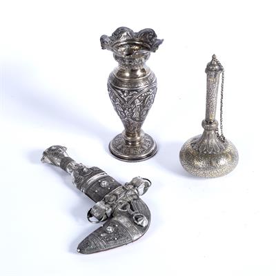 Lot 882 - Three items of white metal