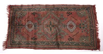 Lot 920 - Ushak red ground rug