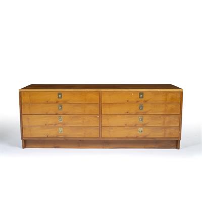 Lot 263 - Archie Shine for Robert Heritage
Chest of drawers
yew wood with brass ring handles
57cm high