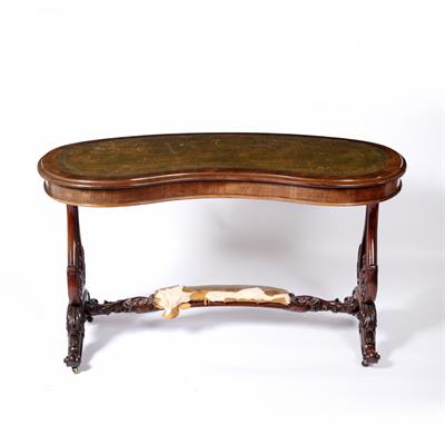 Lot 31 - Kidney shaped desk with leather inset top