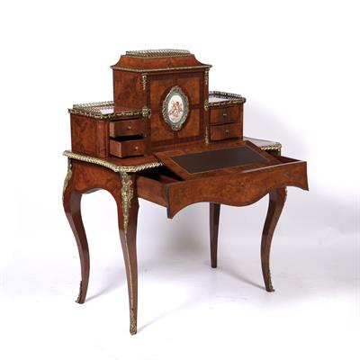 Lot 95 - Walnut bonheur du jour