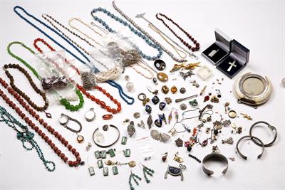 Lot 210 - Collection of costume jewellery to include