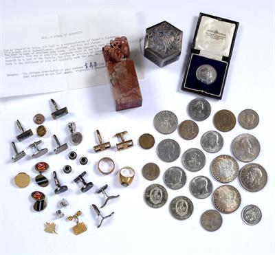 Lot 215 - Collection of items to include