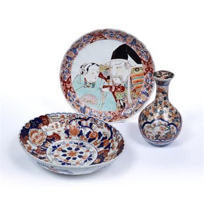 Lot 253 - Imari porcelain bottle vase and cover