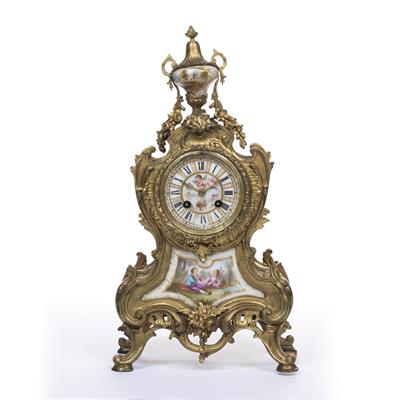 Lot 261 - Gilt metal mantel clock