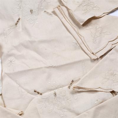 Lot 268 - Small collection of linen