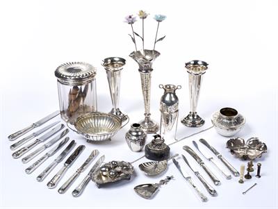 Lot 284 - Collection of silver and white metal pieces to include