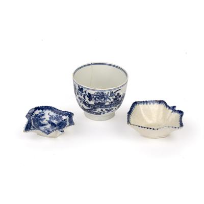 Lot 290 - Lowestoft sucrier and two pickle leaves
