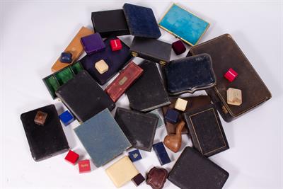 Lot 82 - A COLLECTION OF ANTIQUE AND LATER JEWELLERY BOXES