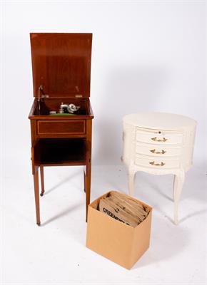Lot 97 - AN EDWARDIAN MAHOGANY CASED GRAMOPHONE