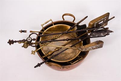Lot 104 - A 19TH CENTURY COPPER JAM PAN