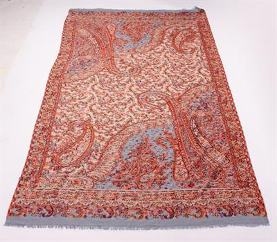 Lot 124 - A PAISLEY TYPE SHAWL