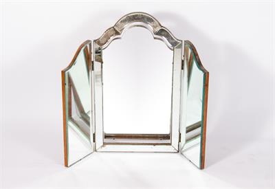 Lot 129 - AN EARLY TO MID 20TH CENTURY THREE FOLD BEVELLED GLASS MIRROR