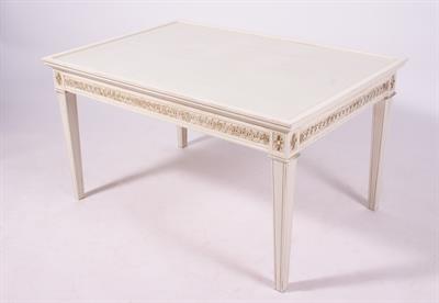 Lot 179 - A MODERN WHITE PAINTED AND PARCEL GILT LOW OCCASIONAL TABLE