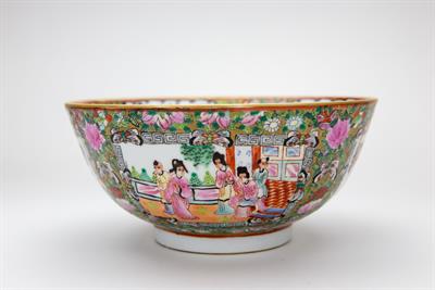 Lot 189 - A CHINESE CANTON FAMILLE VERTE PORCELAIN BOWL