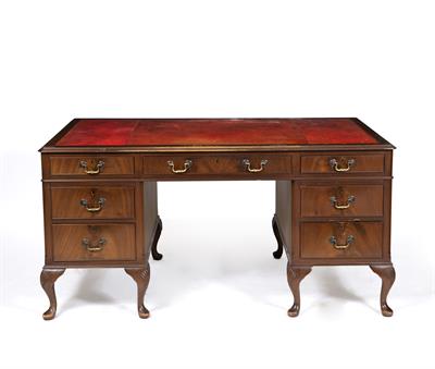 Lot 190 - A MID TO LATE 20TH CENTURY VICTORIAN STYLE PEDESTAL DESK
