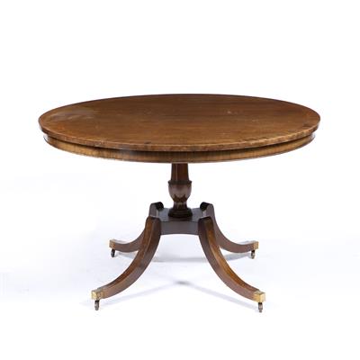 Lot 192 - A REPRODUCTION MAHOGANY CIRCULAR BREAKFAST TABLE