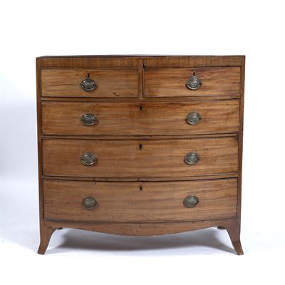 Lot 204 - AN EARLY TO MID 19TH CENTURY MAHOGANY BOW FRONTED CHEST OF TWO SHORT AND THREE LONG DRAWERS