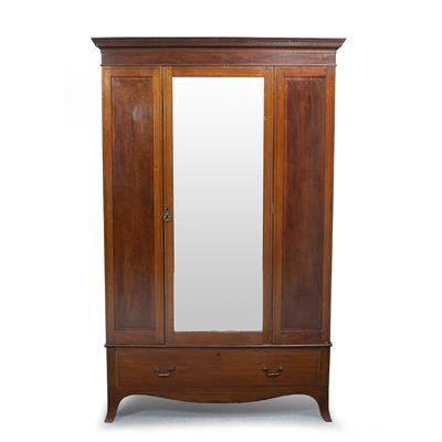 Lot 207 - AN EDWARDIAN MAHOGANY WARDROBE