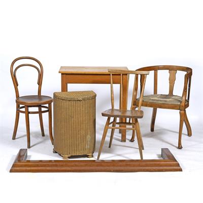 Lot 212 - A SMALL GROUP OF OCCASIONAL FURNITURE