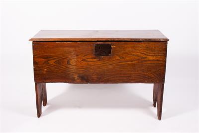 Lot 253 - AN ANTIQUE ELM SIX PLANK COFFER