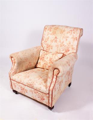 Lot 299 - AN EARLY 20TH CENTURY ARMCHAIR