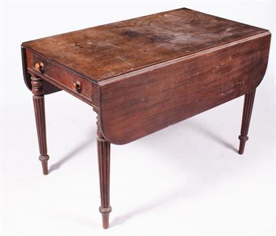 Lot 316 - A 19TH CENTURY MAHOGANY DROP LEAF TABLE