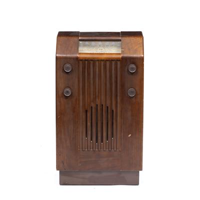 Lot 326 - AN EARLY TO MID 20TH CENTURY GEC VALVE RADIO