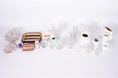 Lot 331 - A GROUP OF VARIOUS GLASS WARE AND CERAMICS