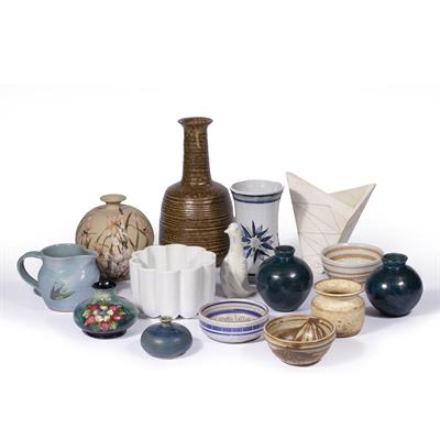 Lot 322 - Collection of studio pottery and ceramics