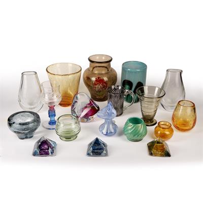 Lot 390 - Collection of studio and art glass